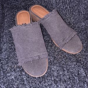 Universal Thread Womens Dion Raw Edge Ankle Strap Sandals, Gray, 8